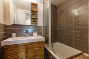 Ensemble baignoire-douche, serviettes fournies