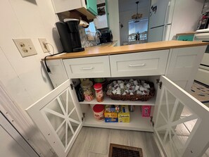 冷蔵庫、電子レンジ、オーブン、コンロ