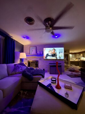 Smart-TV, Kamin, Stereoanlage