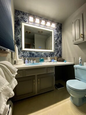 シャワー付き浴槽、ヘアドライヤー、タオル、石鹸