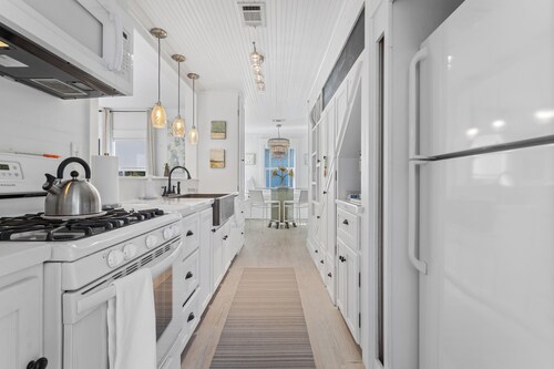 Beach Bungalow - Private Pool + Steps to the Beach + Walkable to Town 