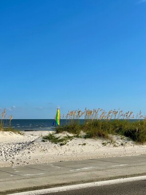 Playa en los alrededores, camastros y toallas de playa 