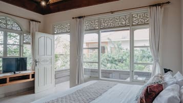 Tabla de planchar con plancha, wifi gratis, ropa de cama