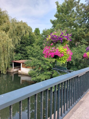 60 m2 duplex chalet +parking +barbecue on the banks of a river