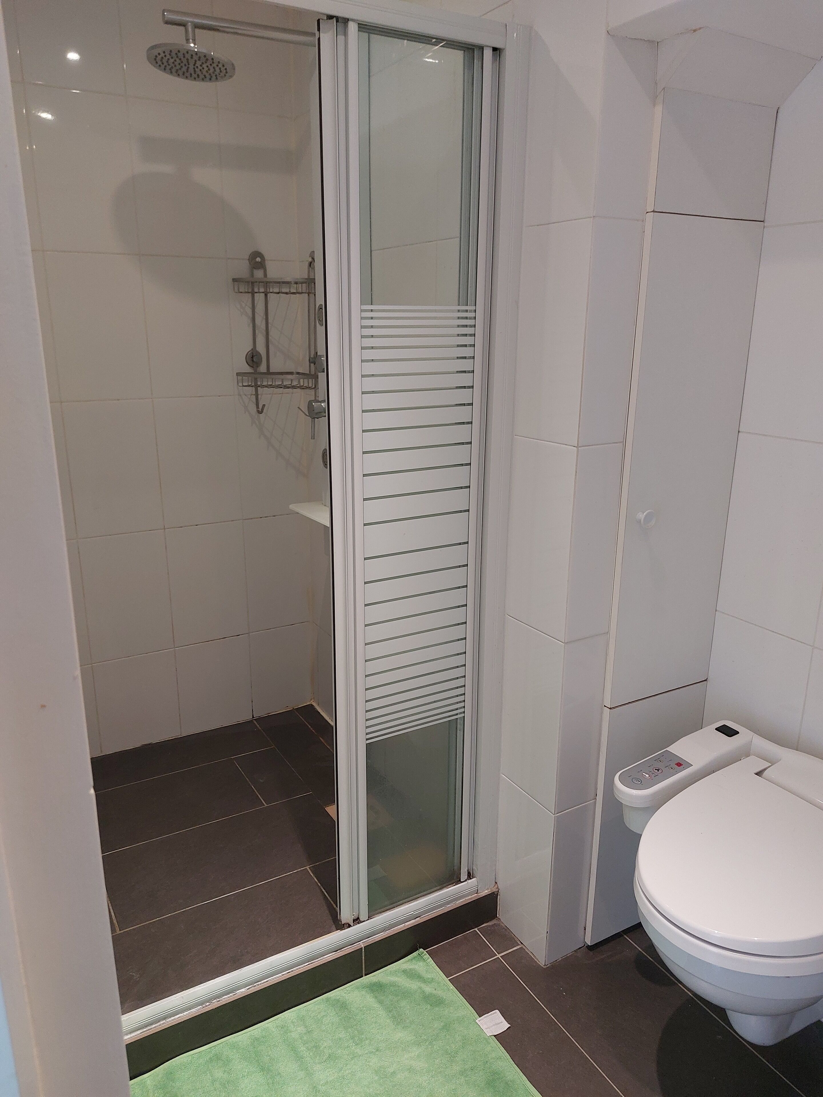 Douche, serviettes fournies, papier toilette