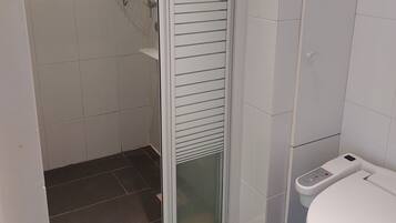 Douche, serviettes fournies, papier toilette