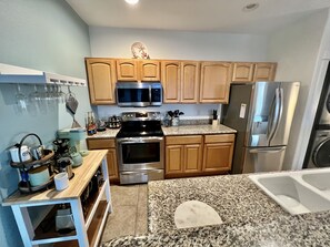 Full-sized fridge, microwave, oven, stovetop