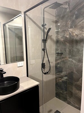 Combined shower/tub