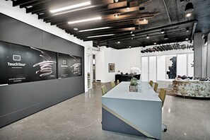 Lobby - Charming Oakland Studio w/ Coworking & Gym, near BART, by Blueground (Oakland)