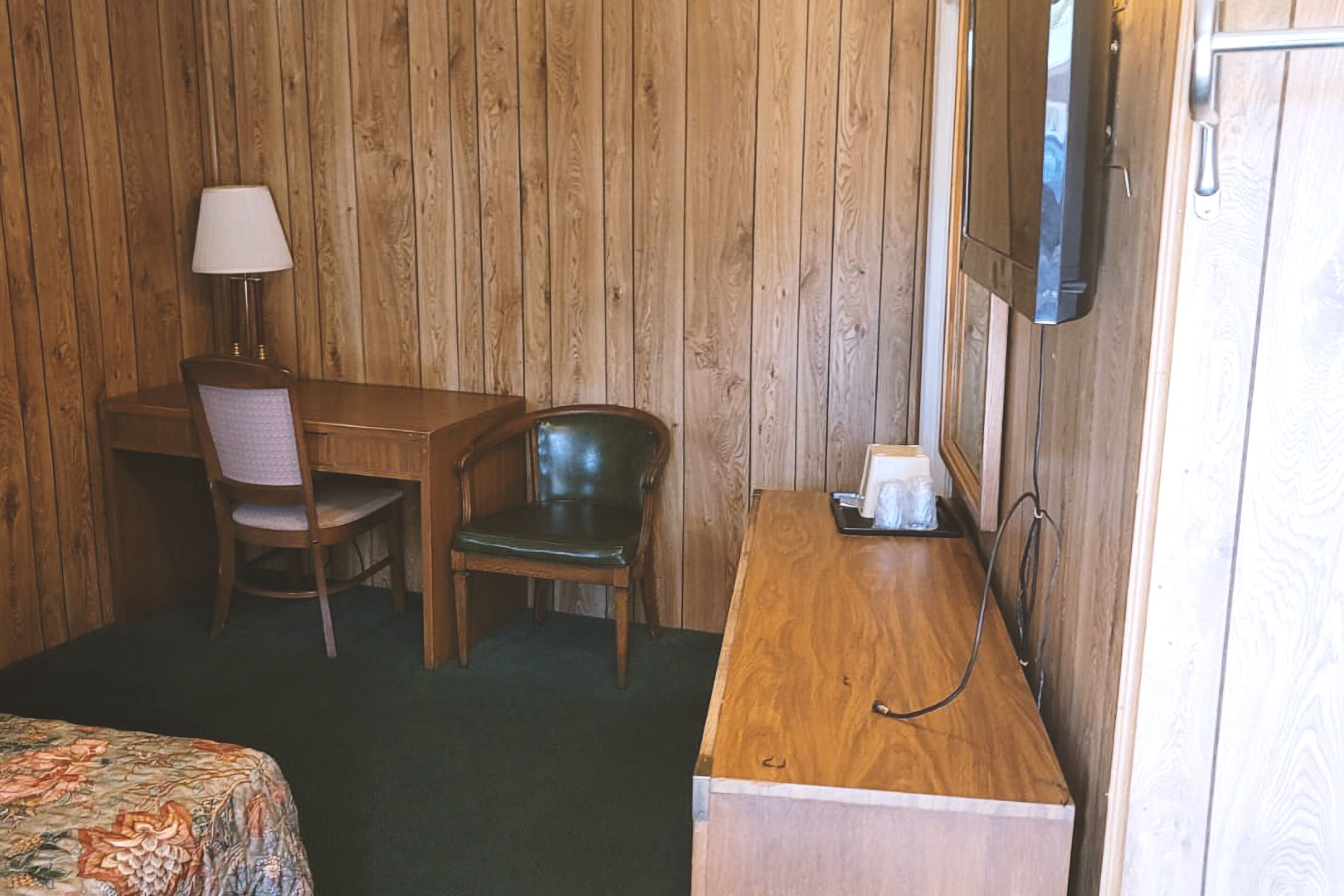 مكتب ومساحة عمل للكمبيوتر المحمول وستائر تعتيم ومكواة/لوح كي