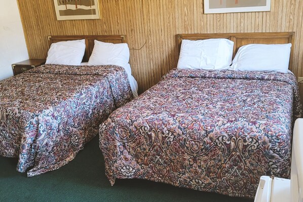 Escritorio, espacio para trabajar con un portátil, cortinas opacas