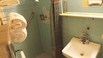 Combined shower/bathtub, designer toiletries, hair dryer, bidet