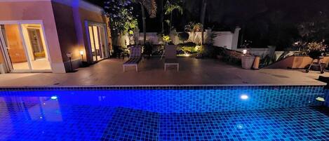 Una piscina al aire libre
