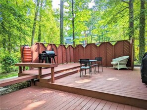 Outdoor dining - The Charming Retreat at At Cascade on the creek (Greensboro)