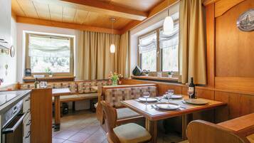 Jääkaappi, uuni, liesi, astianpesukone