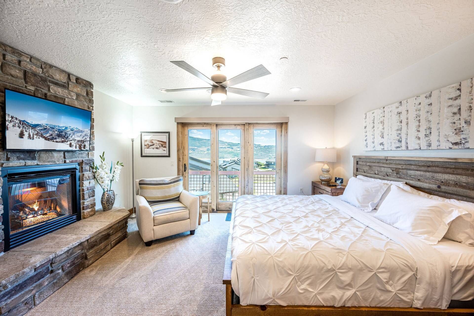 FREE SKI RENTAL! Perfect For Families or Groups –  4 King Suites, Private Hot Tub, 5 Mins to Skiing