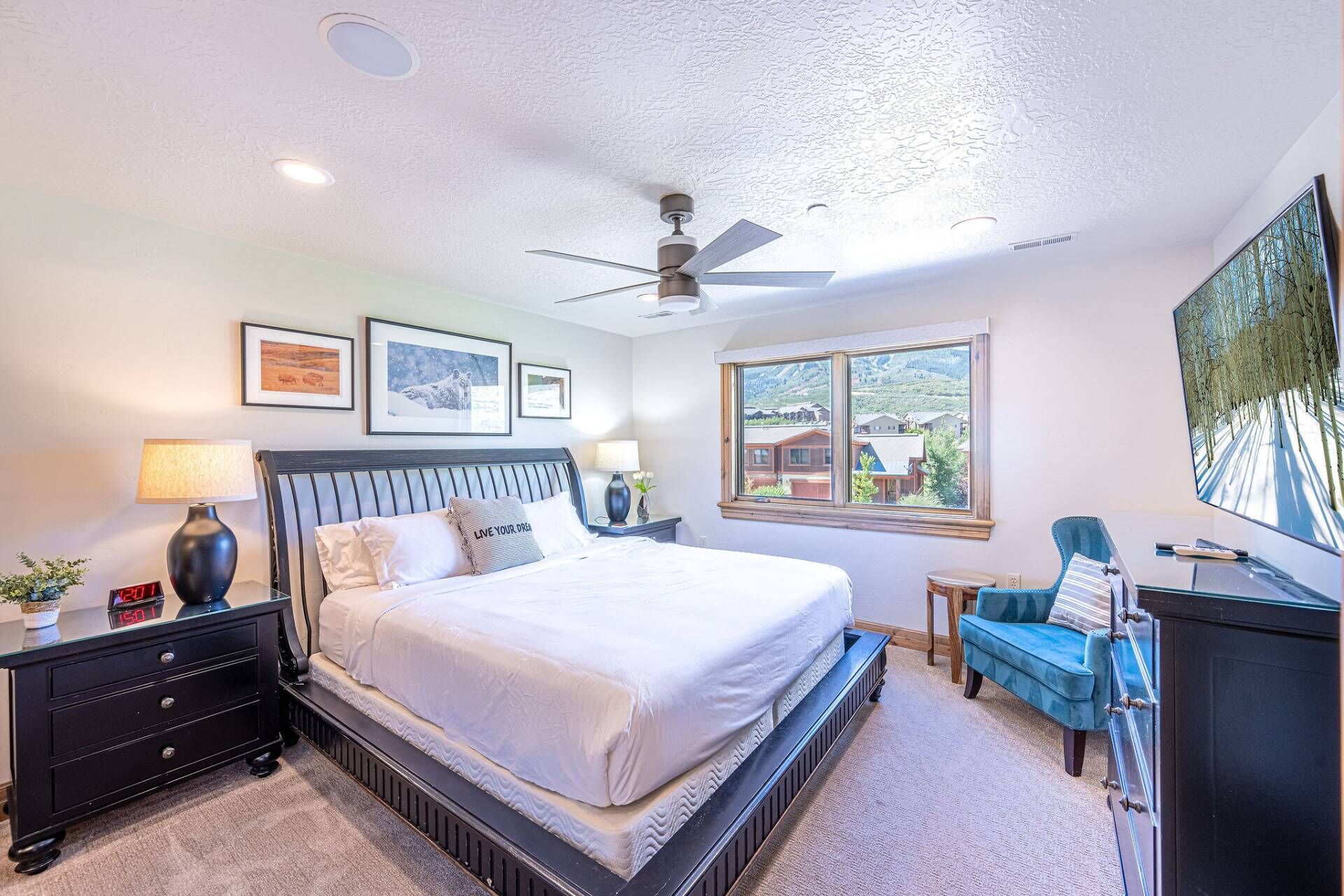 FREE SKI RENTAL! Perfect For Families or Groups –  4 King Suites, Private Hot Tub, 5 Mins to Skiing