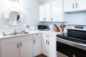 Kylskåp, mikrovågsugn, ugn och spishäll