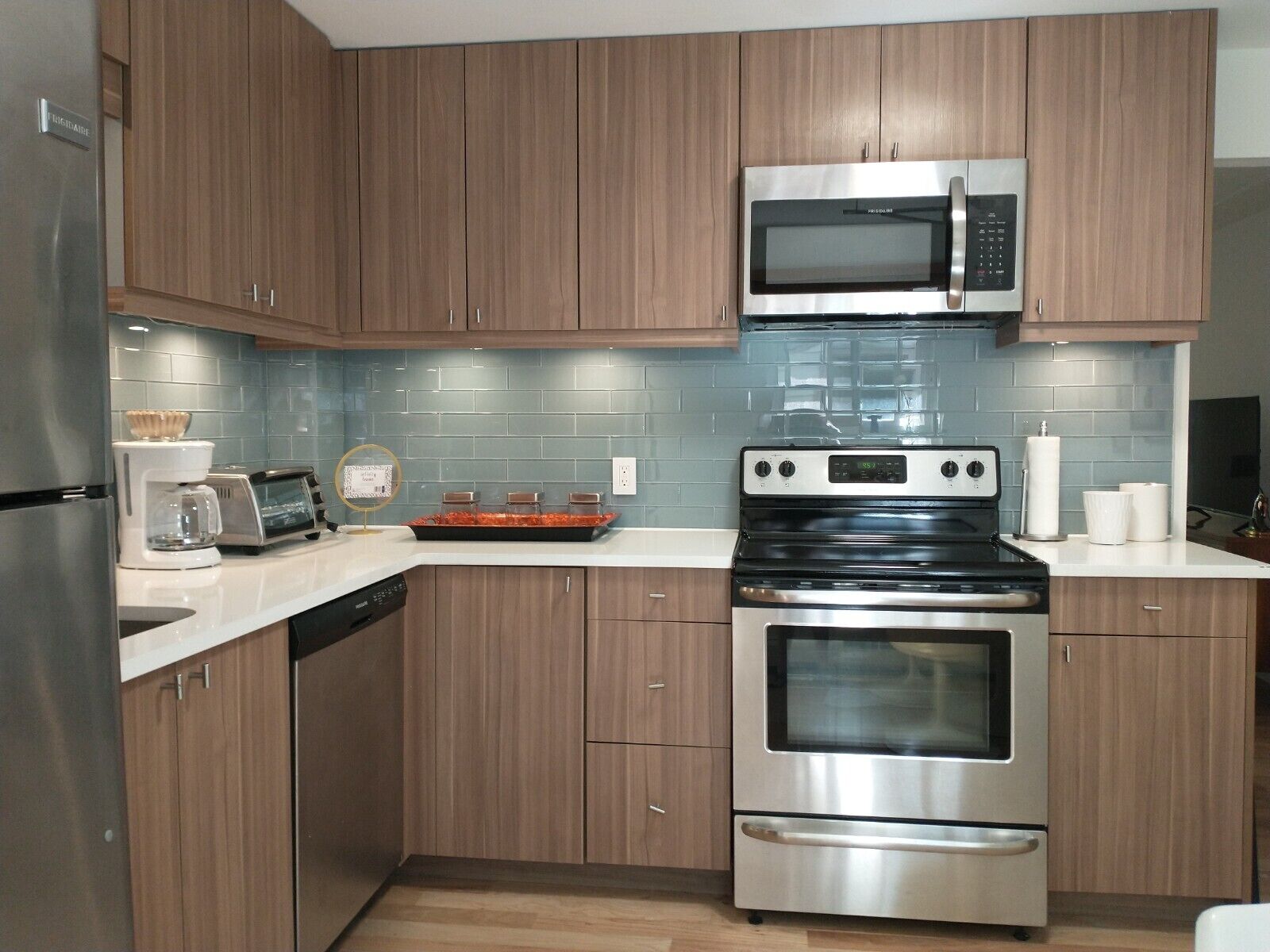 Freshly remodeled MCM quiet oasis near parks, restaurants & shopping