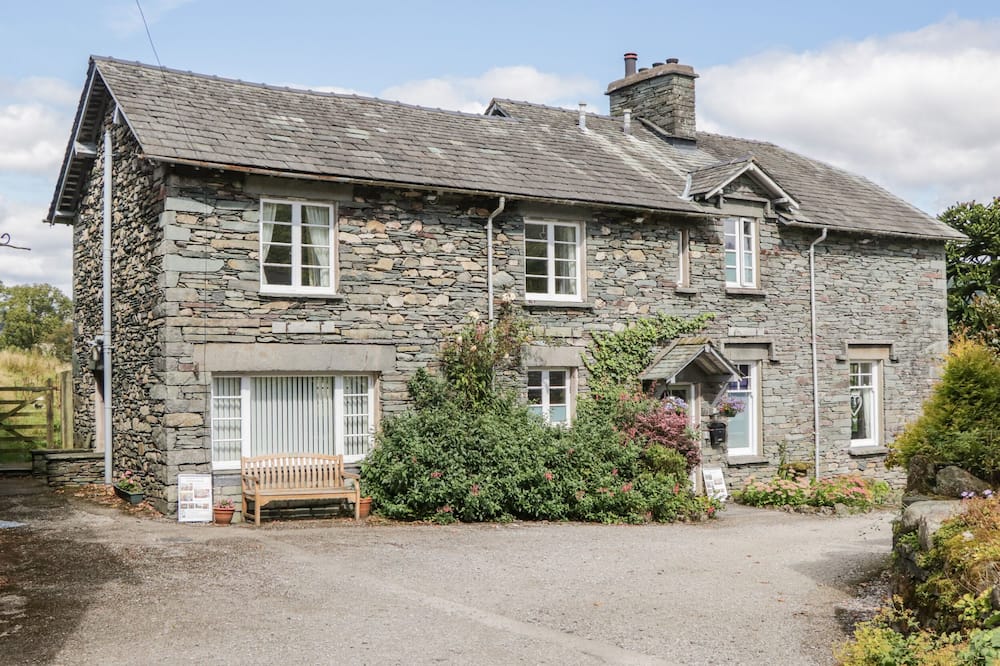 ELTERWATER PARK, pet friendly, character holiday cottage in Ambleside
