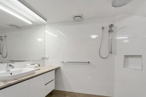 Dusche, Haartrockner, Handtücher