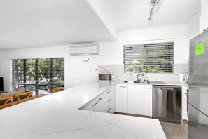 Micro-ondes, four, plaque de cuisson, lave-vaisselle