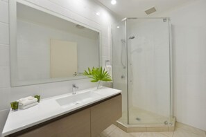 Douche, sèche-cheveux, serviettes fournies