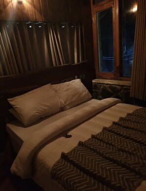 Standard Room | Rollaway beds, WiFi, bed sheets - Orangeloft Mushkpuri (Abbottabad)