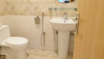 Shower, free toiletries, towels