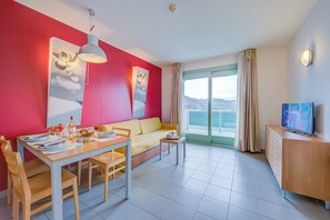 家庭公寓, 多间卧室 (Teleo 105 Ski In - Ski Out 50m) | 起居区 | 21-英寸纯平电视 (配备有线频道)、电视