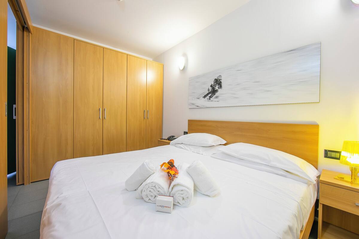 1 bedroom, bed sheets