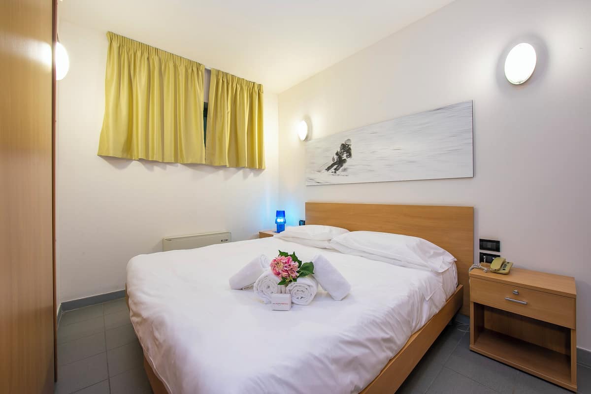 Family Apartment, 1 Bedroom (Teleo 103 Ski In - Ski Out 50m) | 1 bedroom, bed sheets