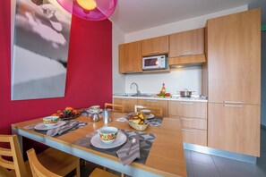 Apartamento familiar, 1 habitación (Teleo 82 Ski In - Ski Out 50m) | Cocina privada | Frigorífico, microondas, placa de cocina y cafetera o tetera