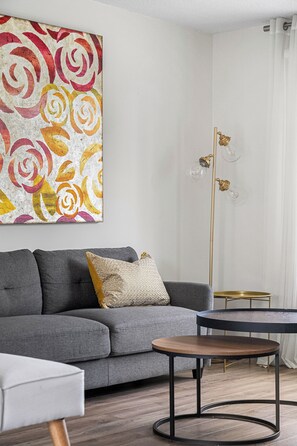 Una Smart TV, una chimenea, un reproductor de DVD