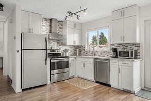 Frigorífico, microondas, horno y placa de cocina