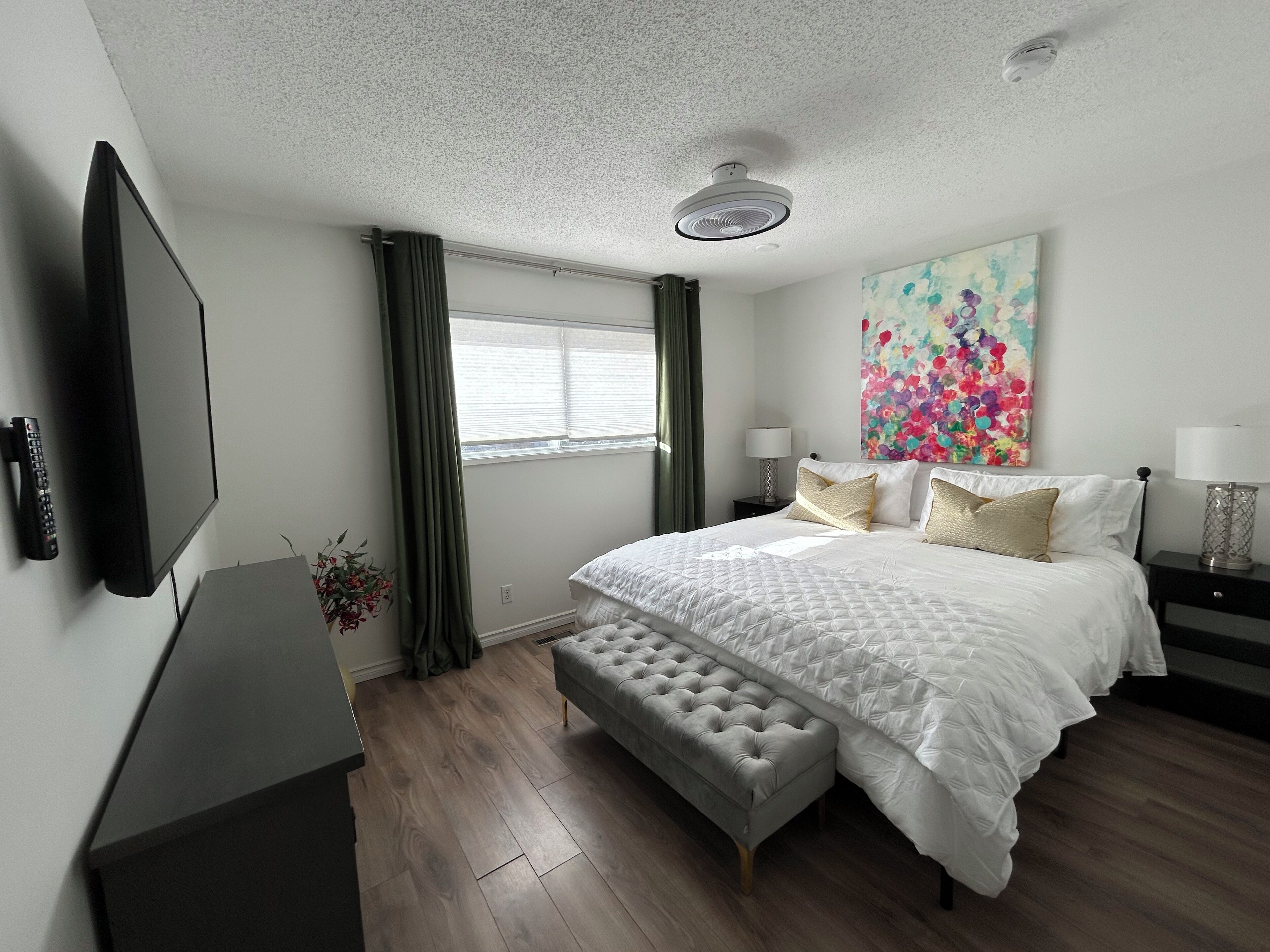 2 quartos, escrivaninha, ferros/tábuas de passar roupa, berço de viagem