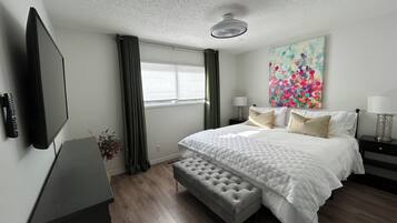 2 quartos, escrivaninha, ferros/tábuas de passar roupa, berço de viagem