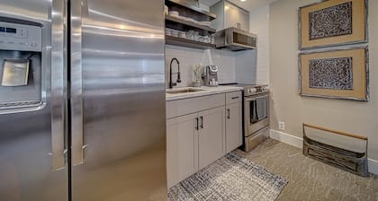 Luxury Town Square Condo king Bed & W/D