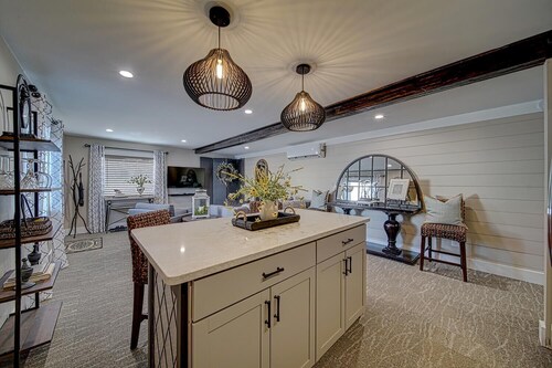  Luxury Town Square Condo king Bed & W/D