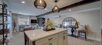  Luxury Town Square Condo king Bed & W/D