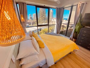 1 bedroom, iron/ironing board, WiFi, bed sheets - New Modern Deco' Apartment - Ocean View (Surfers Paradise)