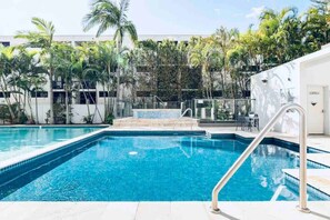Pool - New Modern Deco' Apartment - Ocean View (Surfers Paradise)