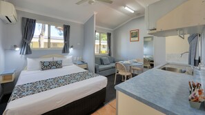 Blackout curtains, iron/ironing board, free WiFi, bed sheets - 22 on Bowen Motel (Roma)