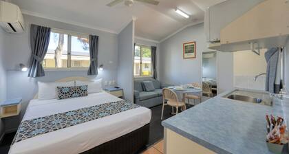 22 on Bowen Motel