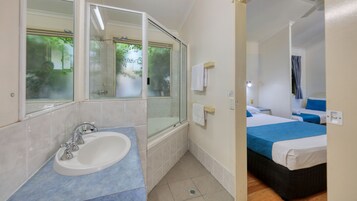 Cortinas opacas, tabla de planchar con plancha, wifi gratis