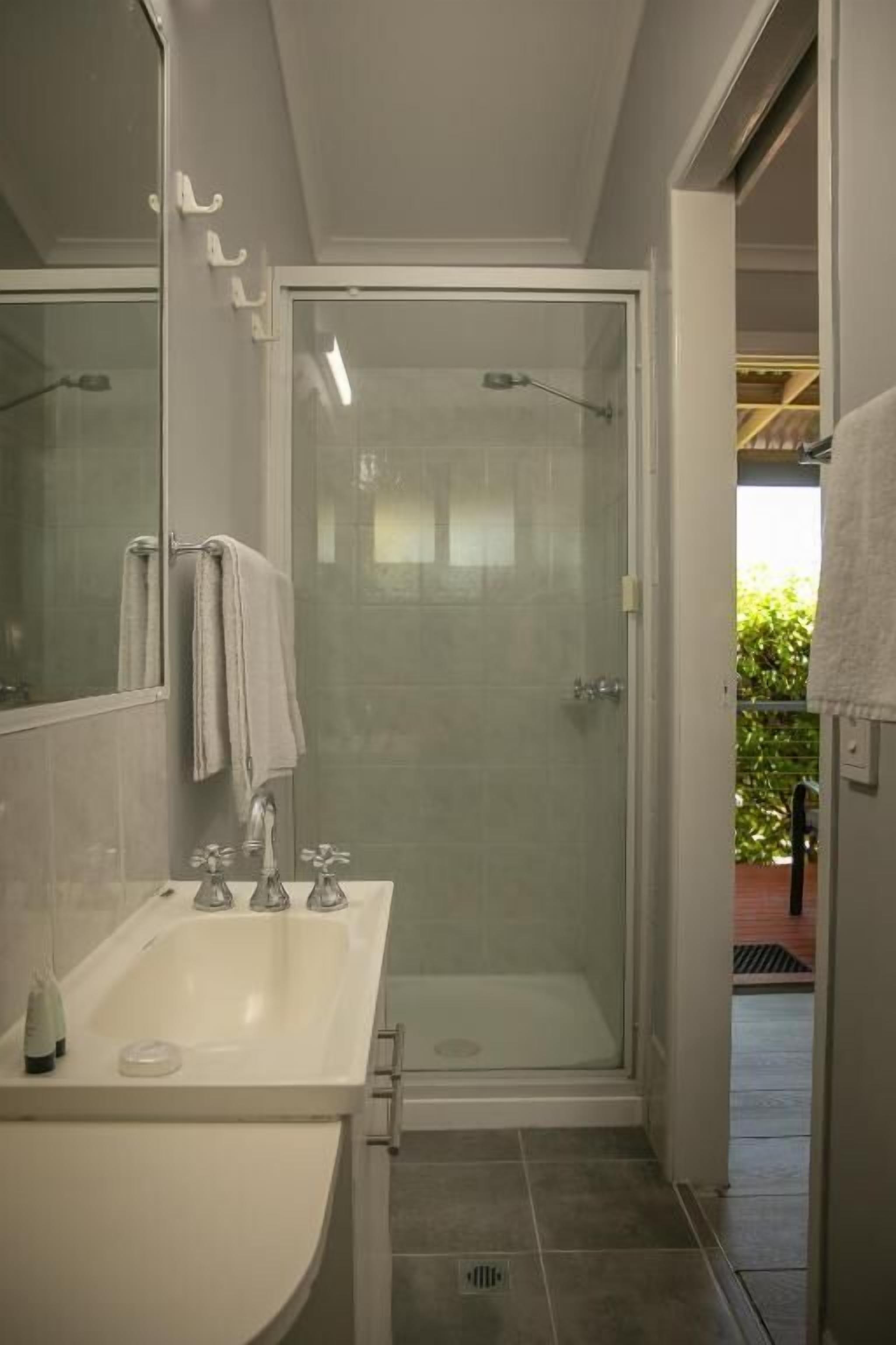Ducha, artículos de tocador gratuitos, toallas, jabón