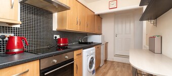 Spacious 2 Bed Southville Flat Near Harbourside