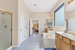 Ensemble baignoire-douche, serviettes fournies, shampooing