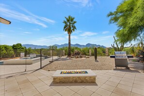 Terrace/patio - Mountain View Retreat- Gorgeous Pools (Tucson)
