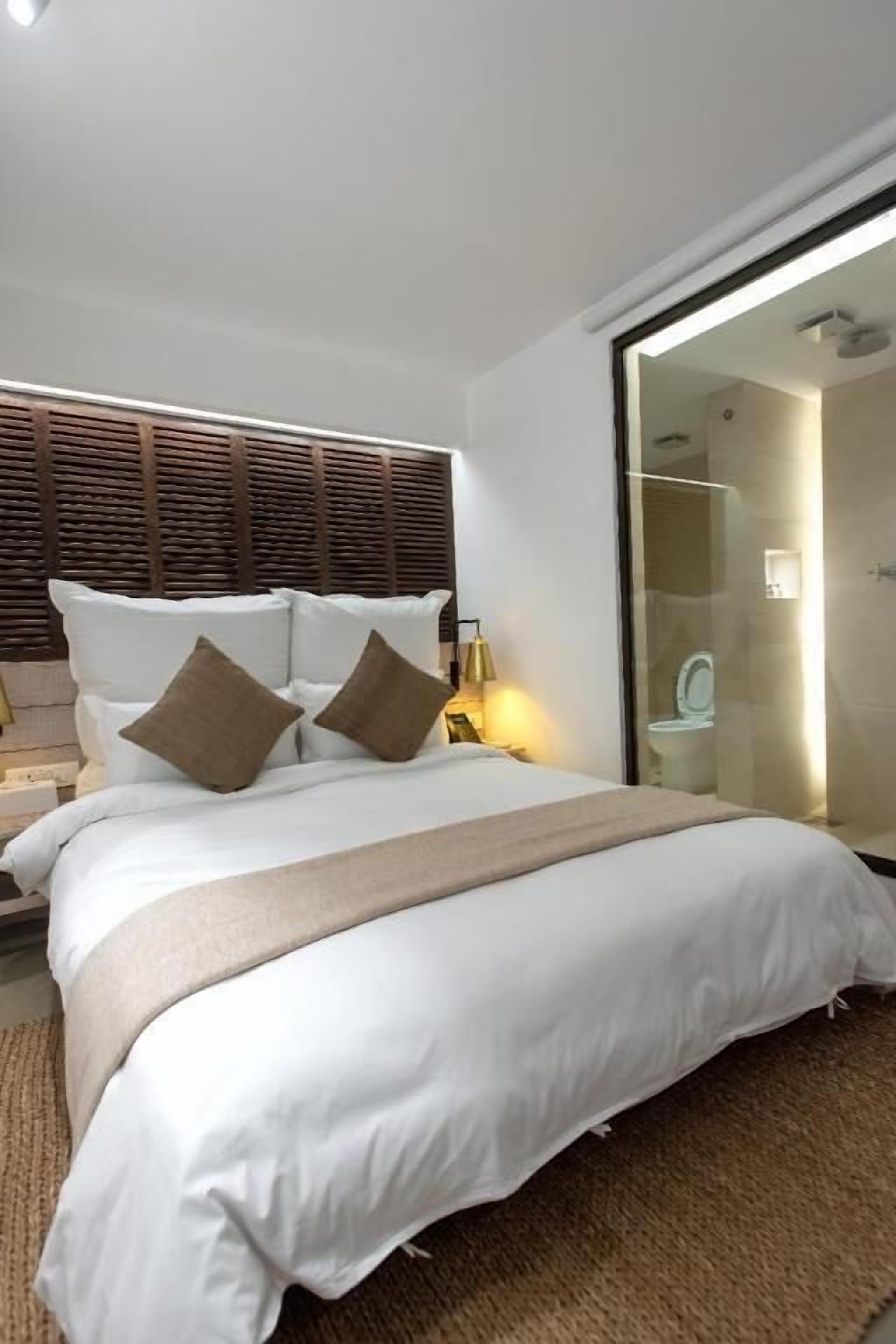 Premium bedding, memory foam beds, in-room safe, free WiFi